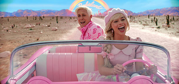 Die Schauspieler Ryan Gosling und Margot Robbie verkörpert "Barbie" und "Ken". Der Film erscheint im Juli. Die Schauspieler Ryan Gosling und Margot Robbie verkörpert "Barbie" und "Ken". Der Film erscheint im Juli.