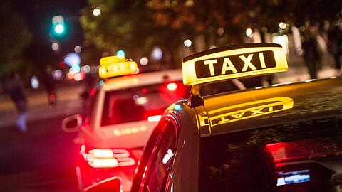 Taxis in der Nacht.