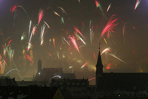 Schön anzusehen &ndash; aber auch gefährlich: Das Feuerwerk über der Stadt Nürnberg. An Silvester ist die Belastung 6300 Mal so hoch wie an normalen Tagen.