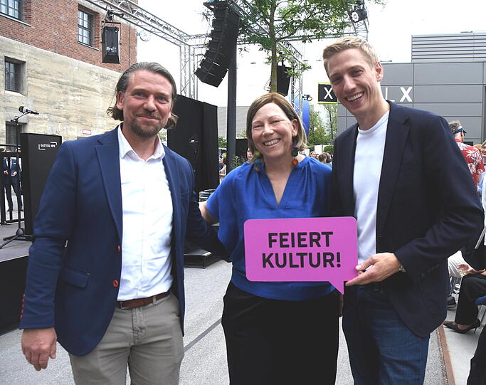Kulturreferent Marek Wichers und die Gasteig-Geschäftsführerin Stephanie Jenke mit Dominik Krause beim Kulturempfang vor der Halle E des Gasteig HP8. Kulturreferent Marek Wichers und die Gasteig-Geschäftsführerin Stephanie Jenke mit Dominik Krause beim Kulturempfang vor der Halle E des Gasteig HP8.