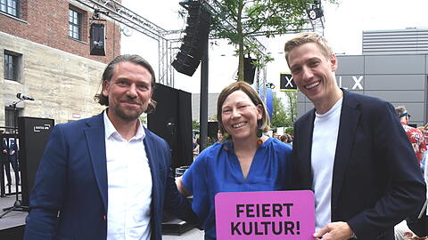 Kulturreferent Marek Wichers und die Gasteig-Gesch&auml;ftsf&uuml;hrerin Stephanie Jenke mit Dominik Krause beim Kulturempfang vor der Halle E des Gasteig HP8.