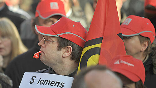 Lautstarker Protest: Beschäftigter der Siemens-Sparte EDM. Lautstarker Protest: Beschäftigter der Siemens-Sparte EDM.