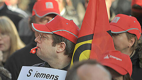 Lautstarker Protest: Beschäftigter der Siemens-Sparte EDM.