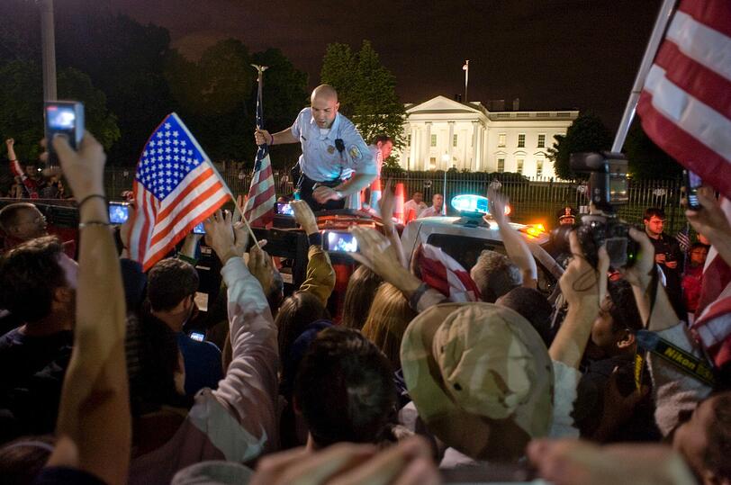 Die Nachricht vom Tod des Staatsfeinds Nummer 1 - sie verbreitete sich wie ein Lauffeuer am Sonntagabend in den USA. In zahlreichen Städten gingen Tausende Menschen auf die Straße und feierten das Ende des meistgesuchten Terroristen der Welt - die Bilder.