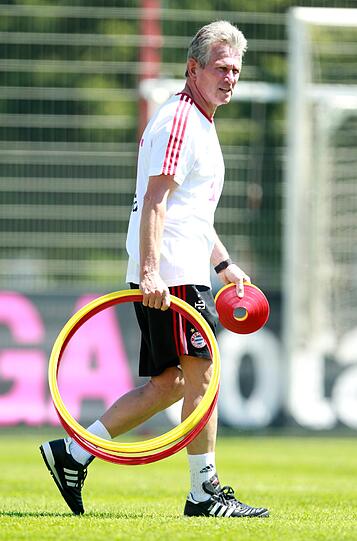 Jupp Heynckes hatte bei seiner 
Rückkehr zu Bayern München nur einen Rumpfkader zur Verfügung. Bei 
der ersten Trainingseinheit am Montag standen gerade einmal sieben 
Profis auf dem Platz. Die Bilder