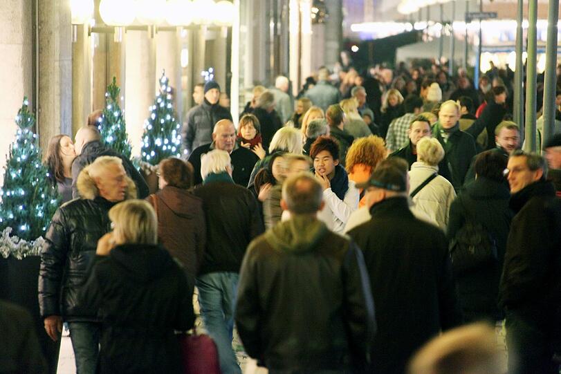 Start ins Weihnachtsgeschäft. Am ersten Adventwochenende stürmten die Münchner die Kaufhäuser. Die Bilder vom Shopping-Rausch.