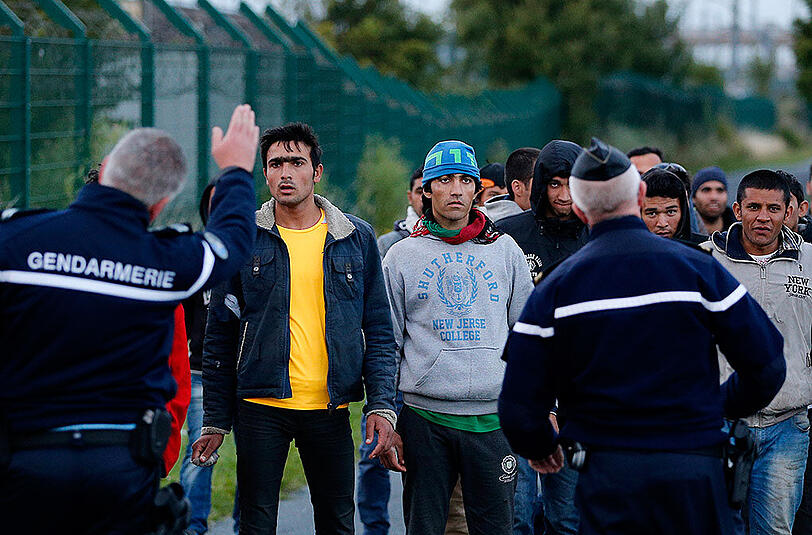 Erneut haben zwischen 100 und 150 Flüchtlinge versucht, durch den Eurotunnel von Frankreich nach Großbritannien zu gelangen. Der britische Premierminister David Cameron bezeichnete die Lage als "sehr besorgniserregend".