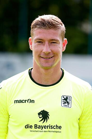 Jan Zimmermann: Note 3. Souveräne, aber diesmal um Längen unauffälligere Partie vom Sieg-Garanten des Pokalduells. Blieb bei den wenigen KSC-Chancen cool.