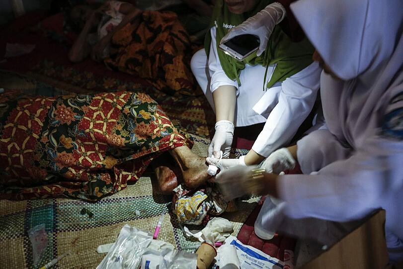 Mehr als 90 Tote nach schwerem Erdbeben in Indonesien