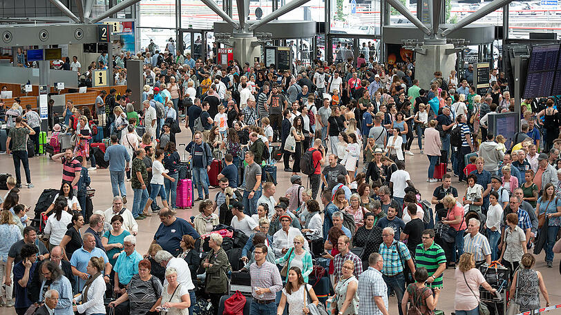 Ausnahmezustand am Flughafen: Genervte Reisende, dunkle Gänge, überfordertes Personal - die Bilder aus Hamburg.