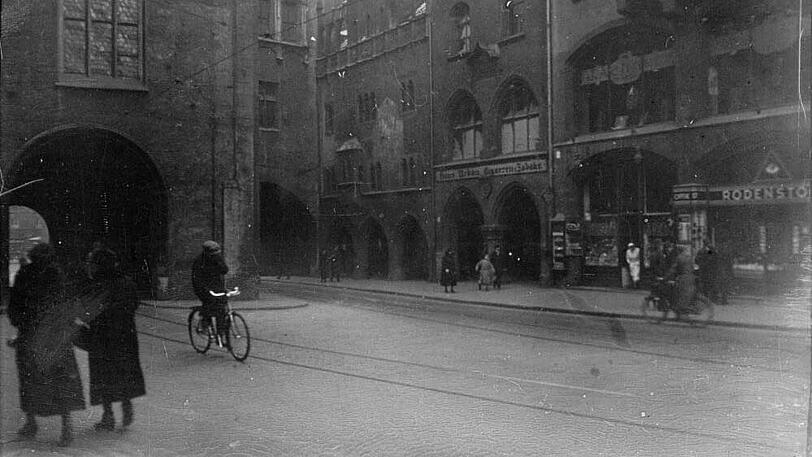 Eine echte Foto-Rarität: Das alte Stadtarchiv am Marienplatz (Bildmitte), links sieht man das Alte Rathaus.