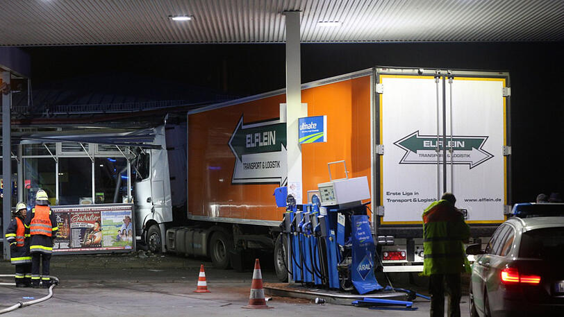 Januar 2015: Ein 27-Jähriger ist mit seinem Sattelzug in eine Aral-Tankstelle auf der A3 bei Würzburg gekracht. Zuvor hatte er Drogen konsumiert.