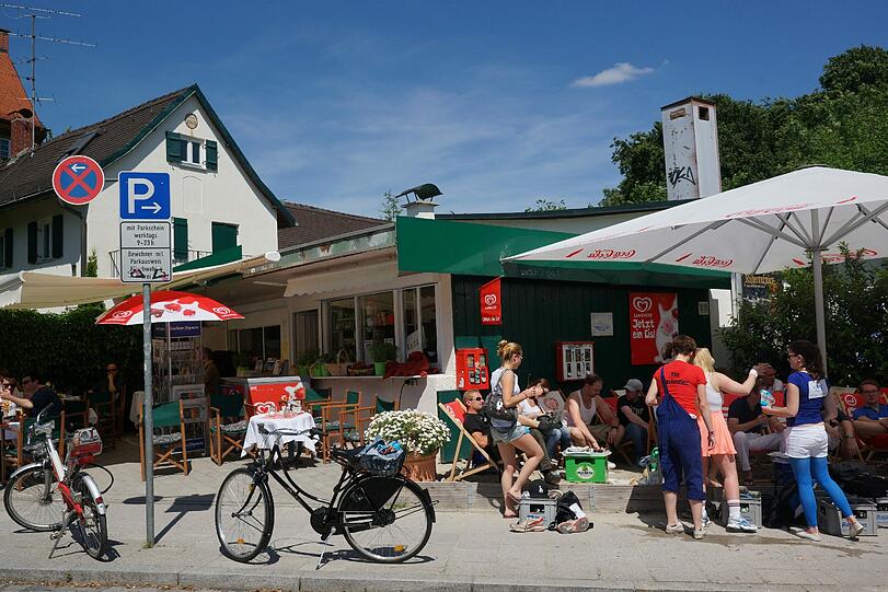 ... einige junge Schwabinger treffen sich dort auf ein Getränk...