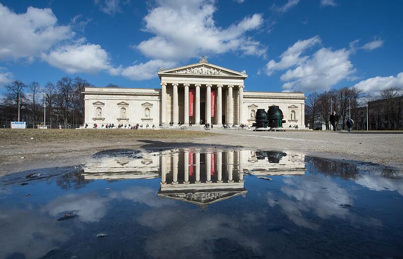 Spiegelung am Königsplatz. Eines der beiden antiken Museen ist nun für ein Jahr geschlossen.