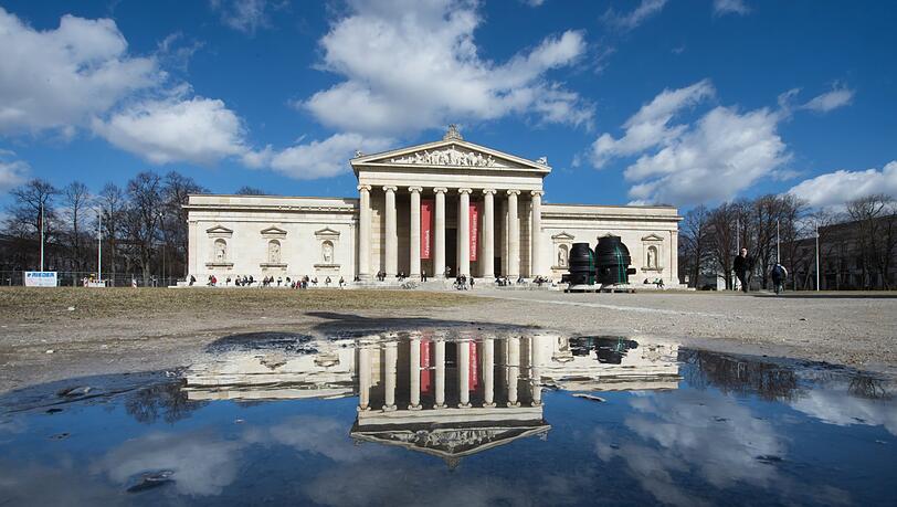 Spiegelung am Königsplatz. Eines der beiden antiken Museen ist nun für ein Jahr geschlossen. Spiegelung am Königsplatz. Eines der beiden antiken Museen ist nun für ein Jahr geschlossen.
