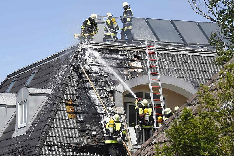 Der Dachstuhlbrand richtete einen erheblichen Schaden an, verletzt wurde zum Glück niemand.