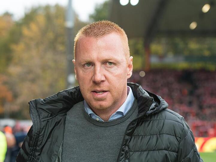 Cheftrainer Maik Walpurgis steht vor dem Spiel am Spielfeldrand. Foto: Annegret Hilse/Archiv