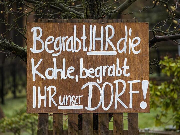 Protest in Mühlrose in der Lausitz: "Begrabt Ihr die Kohle, begrabt Ihr unser Dorf".