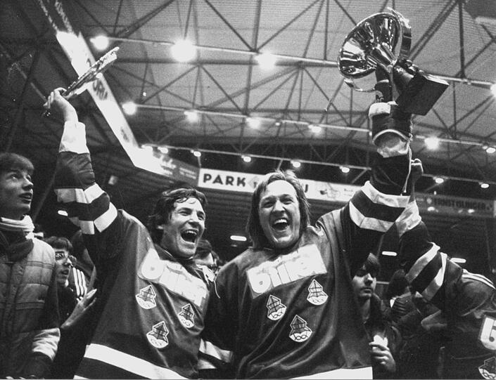 Zwei Legenden des deutschen Eishockeys: Alois Schloder (links) und Erich Kühnhackl feiern mit dem EV Landshut 1983 den Titel.