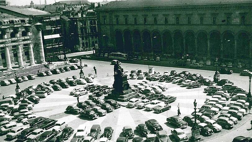 1956: Der Max-Joseph-Platz als Parkplatz. Die Rampe für die Tiefgarage hat die Denkmalpflege 1963 nicht verhindert.