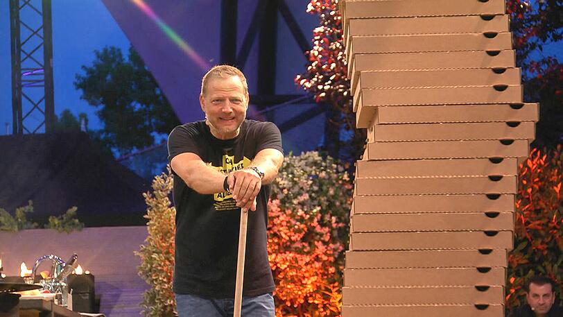 Erstes Erfolgserlebnis: In der zweiten Küchen-Competition holt Mario Barth beim Pizzakartonprügeln den ersten Sieg und drei Extrapunkte. Erstes Erfolgserlebnis: In der zweiten Küchen-Competition holt Mario Barth beim Pizzakartonprügeln den ersten Sieg und drei Extrapunkte.