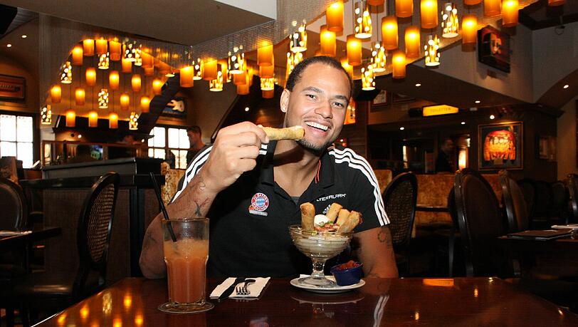 Chevon Troutman, seit 2011 Angreifer beim FC Bayern Basketball, isst gerne im Hard Rock Cafe am Platzl. Dazu gibt es immer eine Apfelschorle. Chevon Troutman, seit 2011 Angreifer beim FC Bayern Basketball, isst gerne im Hard Rock Cafe am Platzl. Dazu gibt es immer eine Apfelschorle.