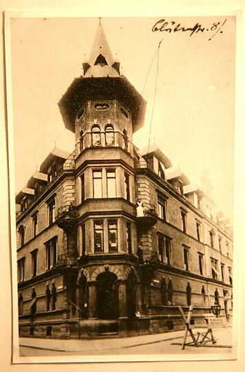 Vor dem Krieg war das Gebäude ein Prachtbau mit Türmchen. Rainer Maria Rilke lebte hier.