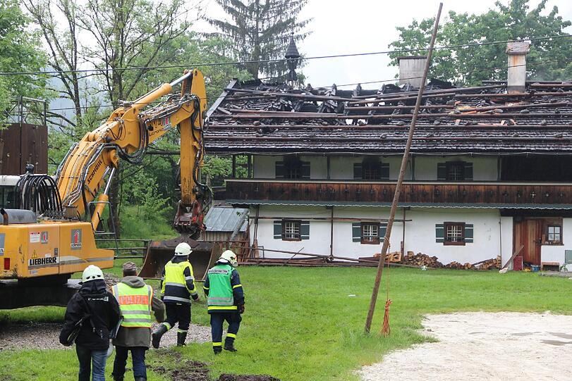 Nach dem Großbrand in der Unterkunft in Oberbayern haben Einsatzkräfte am Samstagnachmittag im Dachgeschoss des ausgebrannten Bauernhofs die Leichen von fünf Männern gefunden.