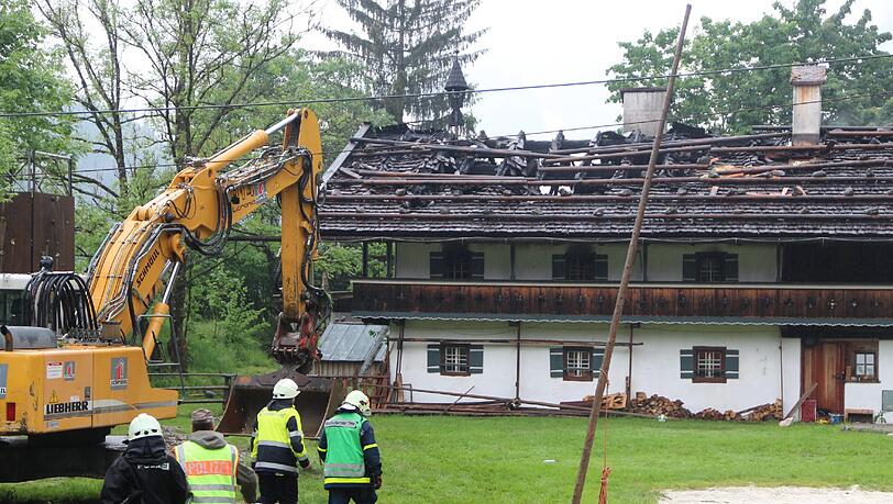 Nach dem Großbrand in der Unterkunft in Oberbayern haben Einsatzkräfte am Samstagnachmittag im Dachgeschoss des ausgebrannten Bauernhofs die Leichen von fünf Männern gefunden.