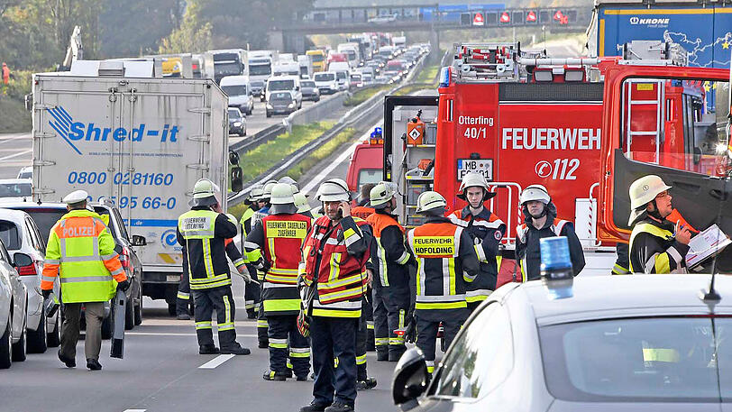 Der Lkw-Unfall legte die A8 mitten im Berufsverkehr lahm. Die Bilder.