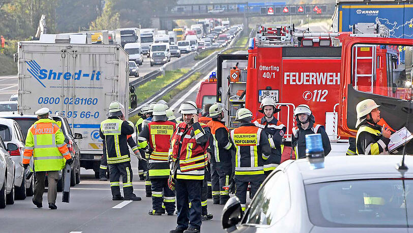 Der Lkw-Unfall legte die A8 mitten im Berufsverkehr lahm. Die Bilder. Der Lkw-Unfall legte die A8 mitten im Berufsverkehr lahm. Die Bilder.