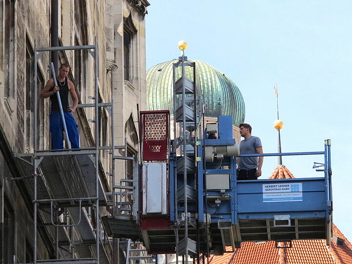 Bei schönstem Wetter habe ich ein paar Baustellen im Zentrum gesehen und kreativ fotografiert. Viele Besucher genießen ein Sonnenbad und machen eine Essenpause am Max-Joseph-Platz. Die Tauben, die auf den ersten Blick verletzt oder krank ausschauen, aalen sich eigentlich in der Sonne.