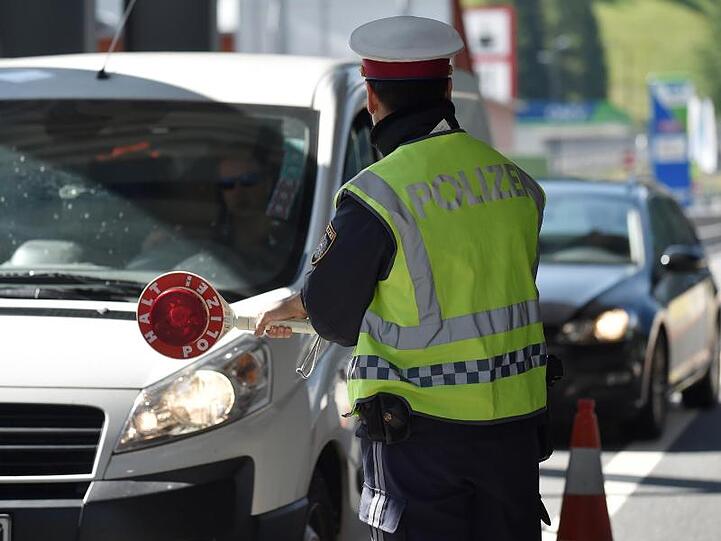 Österreichische Polizisten kontrollieren Fahrzeuge am Brennerpass.