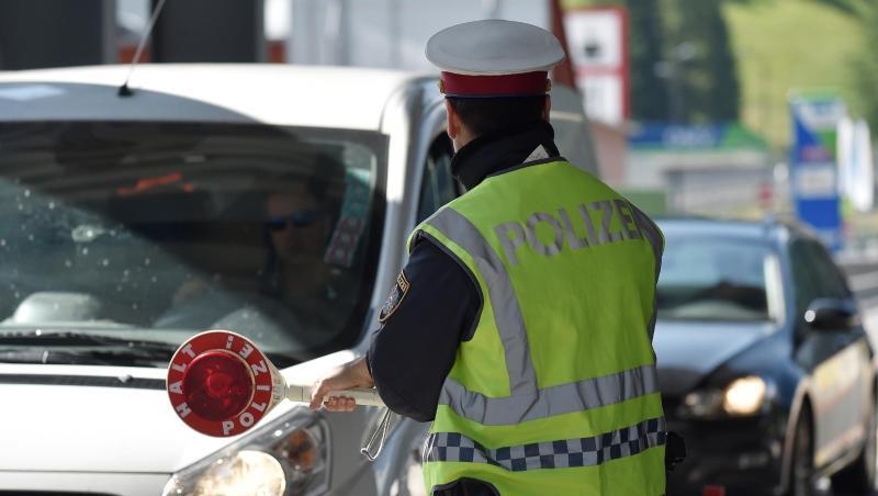 Österreichische Polizisten kontrollieren Fahrzeuge am Brennerpass. Österreichische Polizisten kontrollieren Fahrzeuge am Brennerpass.