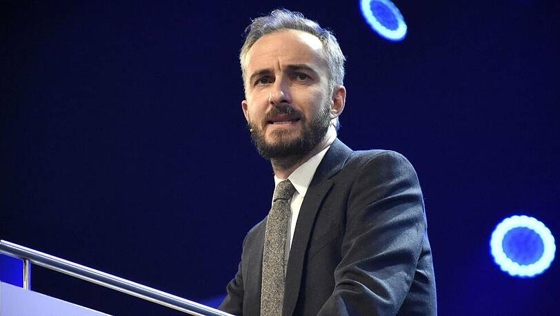 Jan Böhmermann scheint in das Visier von Neo-Nazis gekommen zu sein. Jan Böhmermann scheint in das Visier von Neo-Nazis gekommen zu sein.