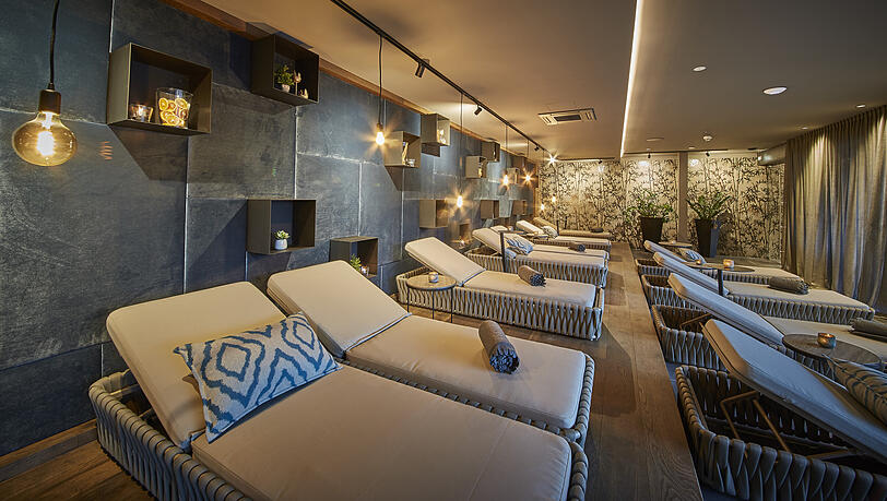 Und neben all dem Fun & Action bleibt ja doch immer Zeit für ein ruhiges Minütchen. Oder zwei. Oder drei. Die neue Rooftop-Relax-Area auf 2 Ebenen (ab 16 Jahren) ist wie gemacht zum Seele-baumeln-lassen. Und neben all dem Fun & Action bleibt ja doch immer Zeit für ein ruhiges Minütchen. Oder zwei. Oder drei. Die neue Rooftop-Relax-Area auf 2 Ebenen (ab 16 Jahren) ist wie gemacht zum Seele-baumeln-lassen.