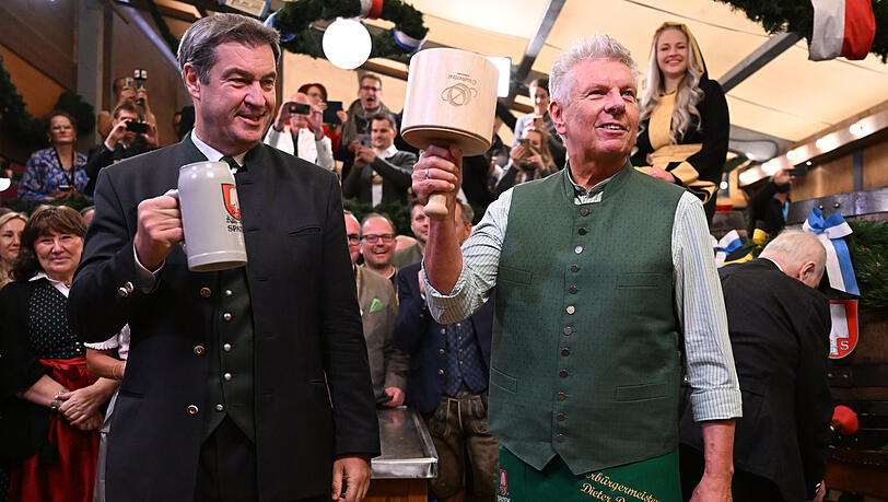 Oberbürgermeister Dieter Reiter (SPD, r.) und Ministerpräsident Markus Söder (CSU) beim Wiesn-Anstich.