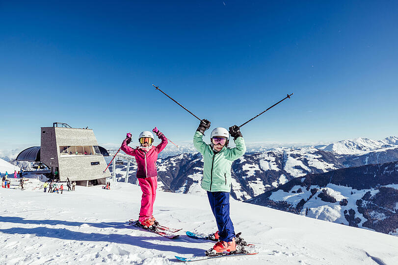 Begeisterte Kinder am höchsten Punkt im vielfach ausgezeichneten Familienskigebiet "Ski Juwel Alpbachtal Wildschönau".