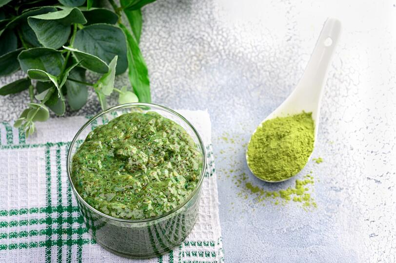 Dieser Matcha-Chia-Pudding eignet sich gut als gesunder Start in den Tag oder als kr&auml;ftigender Snack f&uuml;r zwischendurch. F&uuml;r eine Portion werden 250 Milliliter Milch nach Wahl mit vier Essl&ouml;ffeln Chia-Samen, einem Teel&ouml;ffel Vanillepulver, einem Teel&ouml;ffel Matcha und bei Bedarf etwas S&uuml;&szlig;e in einem Glas oder in einer Sch&uuml;ssel verr&uuml;hrt. Anschlie&szlig;end mindestens 30 Minuten im K&uuml;hlschrank abk&uuml;hlen lassen.