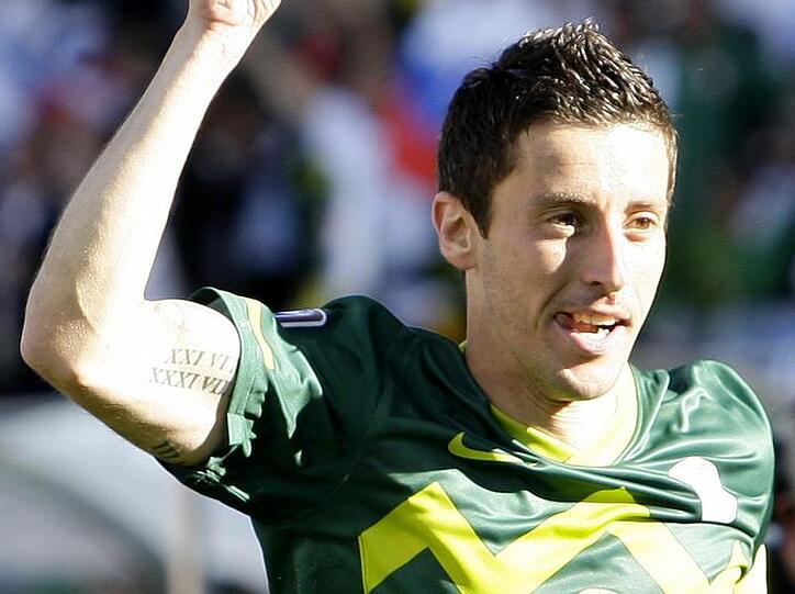 Der Slowene Robert Koren jubelt über sein Tor zum 1:0.