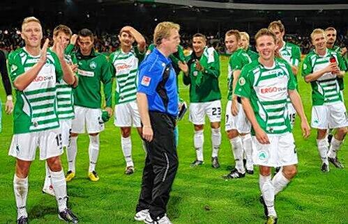 Gute Laune bei den Fürthern nach dem Sieg in Braunschweig. Trainer Mike Büskens vertraut auch gegen Karlsruhe der siegreichen Pokal-Truppe.