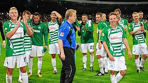 Gute Laune bei den Fürthern nach dem Sieg in Braunschweig. Trainer Mike Büskens vertraut auch gegen Karlsruhe der siegreichen Pokal-Truppe.