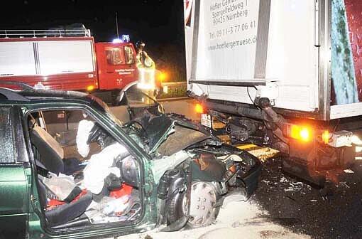 Eine Autofahrerin ist in Oberbayern bei einem Auffahrunfall ums Leben gekommen - sie war auf der A9 in einen Lastwagen gerast.