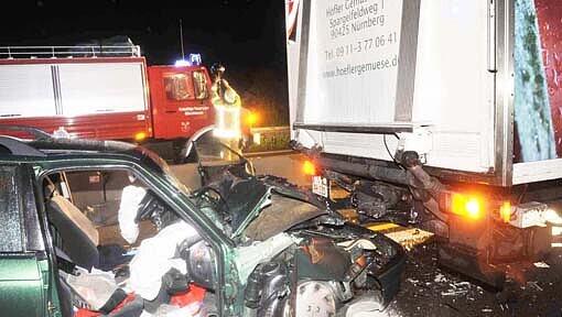 Eine Autofahrerin ist in Oberbayern bei einem Auffahrunfall ums Leben gekommen - sie war auf der A9 in einen Lastwagen gerast. Eine Autofahrerin ist in Oberbayern bei einem Auffahrunfall ums Leben gekommen - sie war auf der A9 in einen Lastwagen gerast.