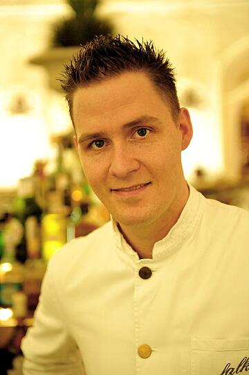 Seit drei Jahren ist Jan Schaefer Bar-Chef der "Falk's Bar". Der 31-Jährige hat in "Harry's New-York Bar" gelernt und unter anderem im Sofitel gearbeitet. Foto: Bayerischer Hof