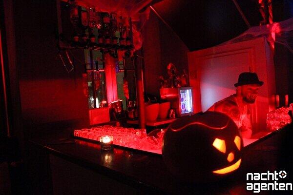 Rococo Halloween Clubbing im 8 Seasons. Mehr Bilder unter: www.nachtagenten.de.