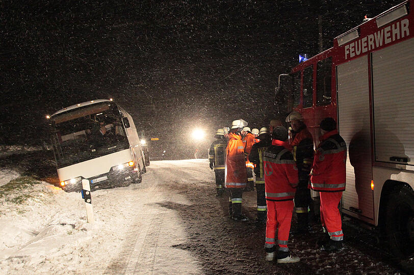 Der voll besetzte Reisebus rutscht in den Straßengraben.