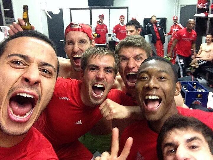 Die Bayern mit Selfie-Foto aus der eigenen Kabine: Thiago, Starke, Lahm, Müller, Alaba und Martínez (v.l.).