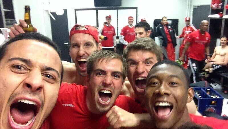 Die Bayern mit Selfie-Foto aus der eigenen Kabine: Thiago, Starke, Lahm, Müller, Alaba und Martínez (v.l.). Die Bayern mit Selfie-Foto aus der eigenen Kabine: Thiago, Starke, Lahm, Müller, Alaba und Martínez (v.l.).