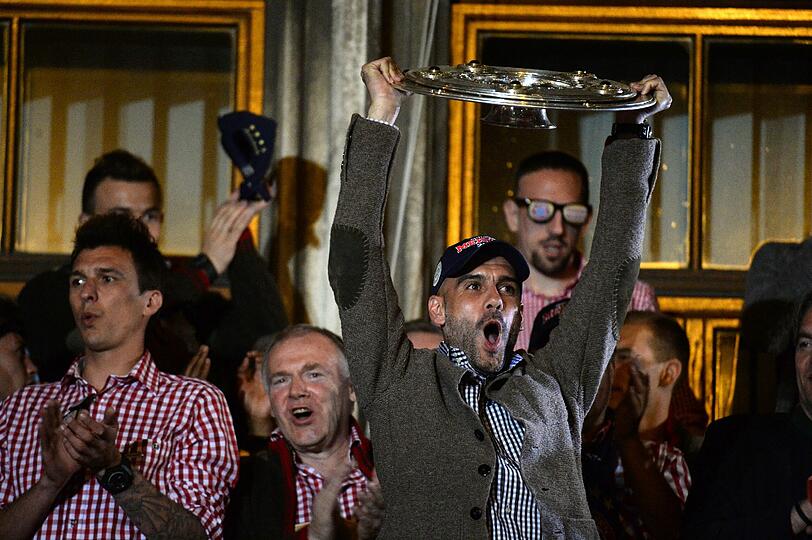 So sehen Sieger aus! Ausgelassen feiern die Bayern-Stars die früheste Meisterschaft der Geschichte. Die Bilder vom Marienplatz